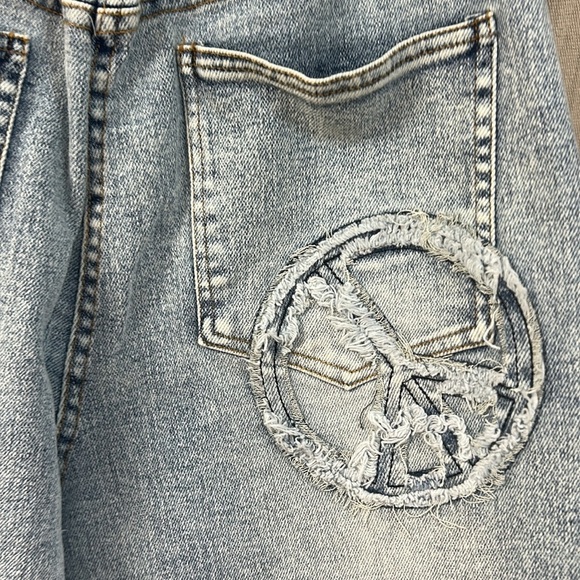NWT Light Wash Peace Sign Patch Work Jeans - Davi & Dani - Picture 3 of 10
